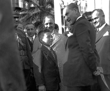 Mustafa Kemal, 19 Eylül Cuma günü Dolmabahçe Sarayı’nın rıhtımından hareket etmek üzere kendisini uğurlamak için bekleyenlerin arasında bulunan manevi oğlu Sığırtmaç Mustafa ve öğretmeni Şevket Bey’le sohbet ediyor.